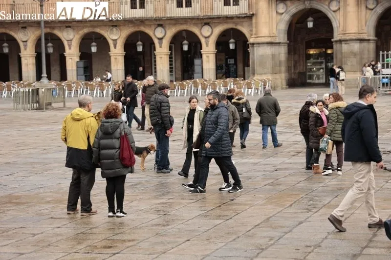 Ambiente en el centro y zonas monumentales de Salamanca en la mañana de este domingo. Fotos: David Sañudo