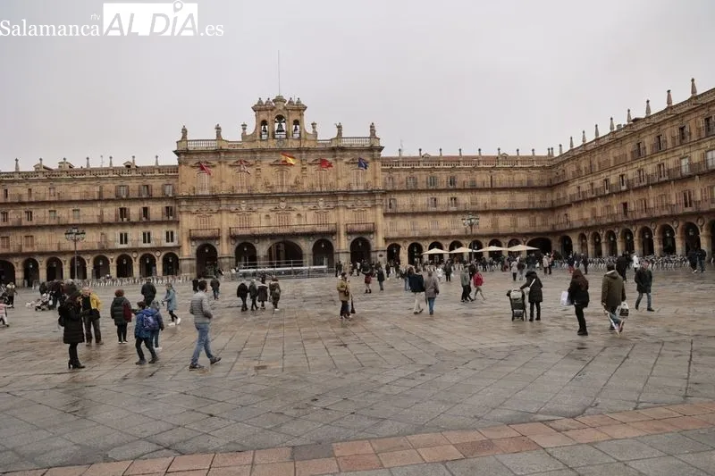 Ambiente en el centro y zonas monumentales de Salamanca en la mañana de este domingo. Fotos: David Sañudo