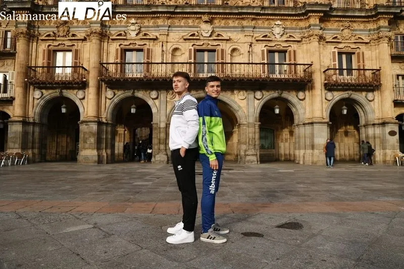 Los hermanos Barco Moreiro, Adrián y Sergio, posan en la Plaza Mayor / Fotos: David Sañudo