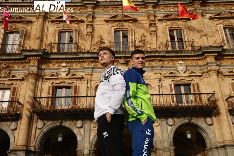 Los hermanos Barco Moreiro, Adrián y Sergio, posan en la Plaza Mayor / Fotos: David Sañudo