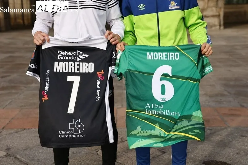 Los hermanos Barco Moreiro, Adrián y Sergio, posan en la Plaza Mayor / Fotos: David Sañudo