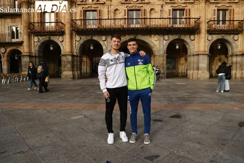 Los hermanos Barco Moreiro, Adrián y Sergio, posan en la Plaza Mayor / Fotos: David Sañudo