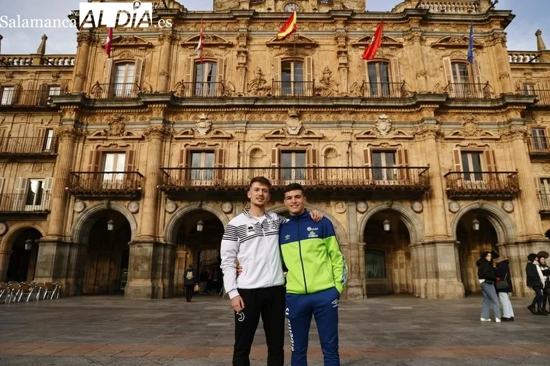 Los hermanos Barco Moreiro, Adrián y Sergio, posan en la Plaza Mayor / Fotos: David Sañudo