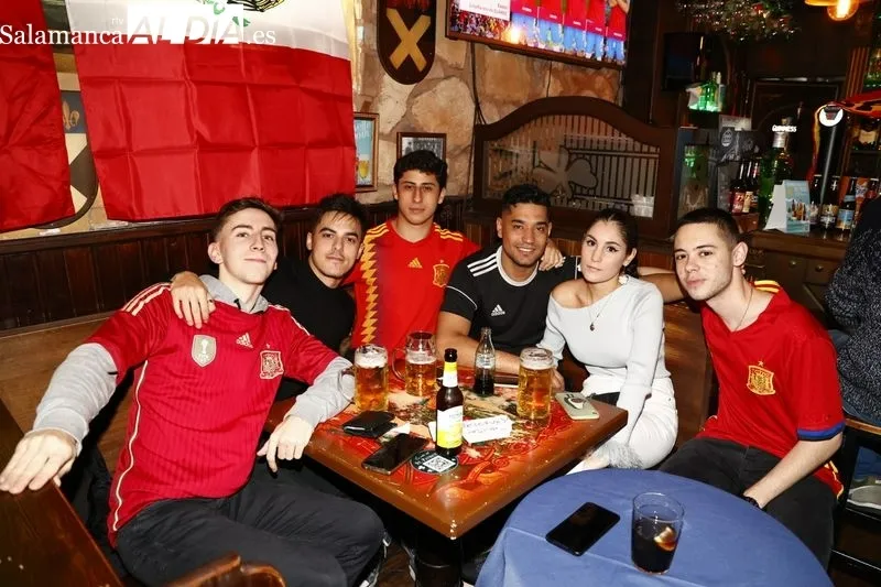 Galería de imágenes de los salmantinos viendo el España - Costa Rica / Fotos: David Sañudo