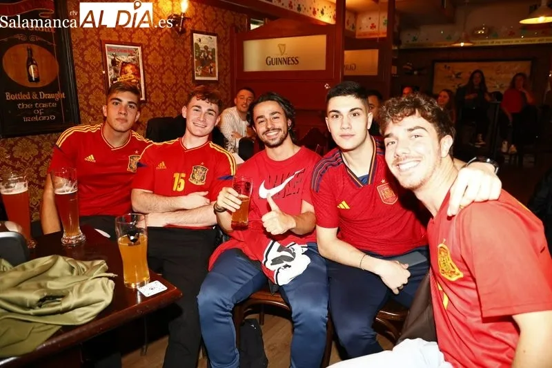 Galería de imágenes de los salmantinos viendo el España - Costa Rica / Fotos: David Sañudo