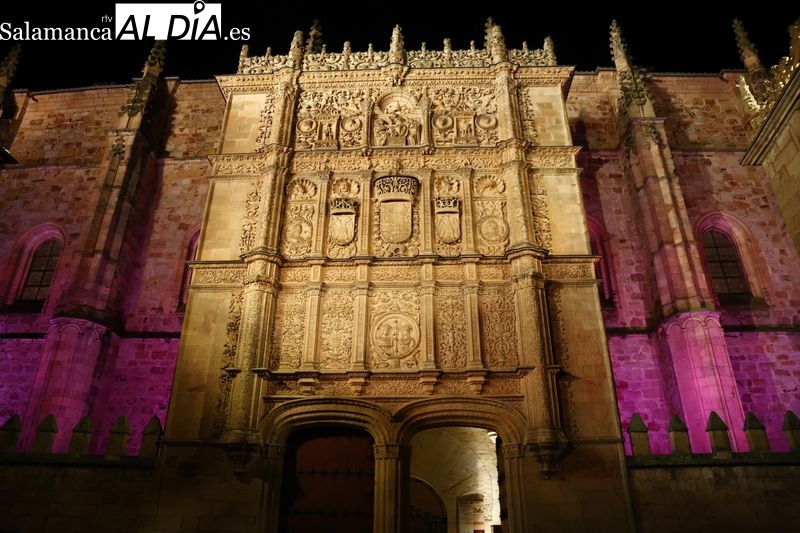 La Fachada Rica de la Universidad de Salamanca, iluminada de morado. Fotos: David Sañudo