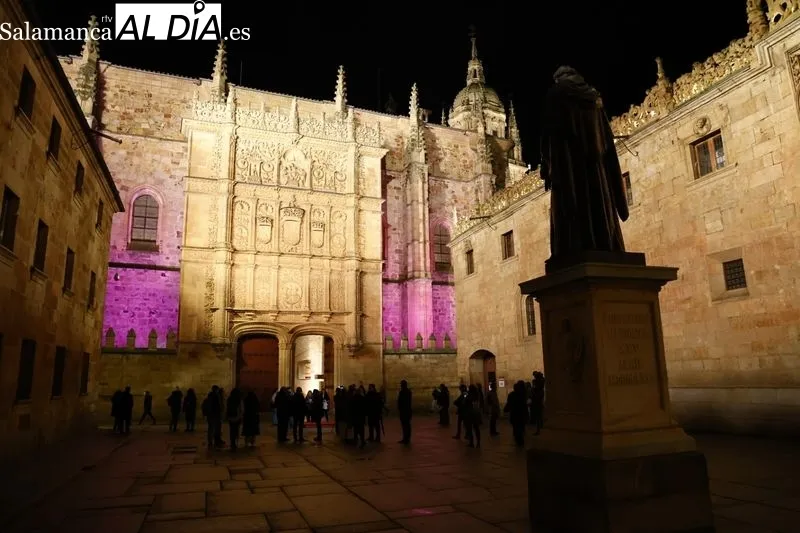 La Fachada Rica de la Universidad de Salamanca, iluminada de morado. Fotos: David Sañudo