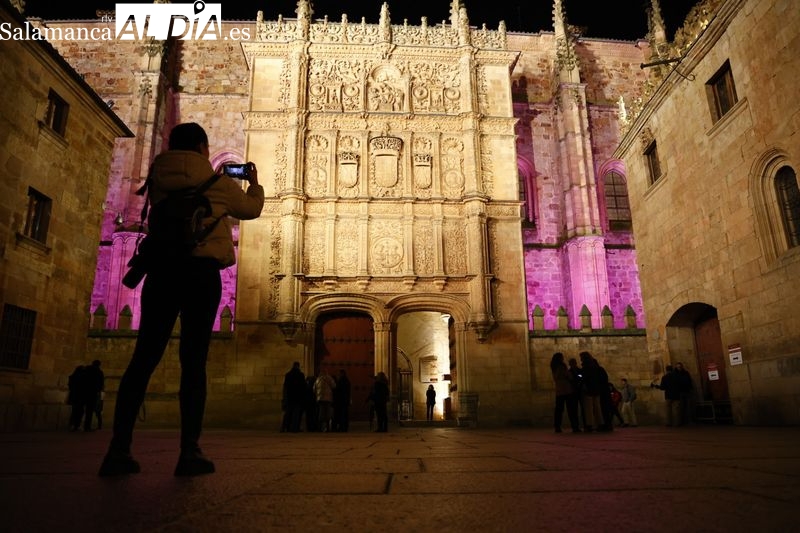 La Fachada Rica de la Universidad de Salamanca, iluminada de morado. Fotos: David Sañudo