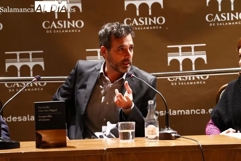 Presentación de la novela 'Lo que dijo el trueno' en el Casino de Salamanca.