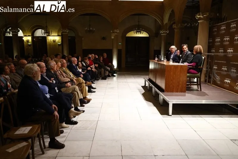 Presentación de la novela 'Lo que dijo el trueno' en el Casino de Salamanca.
