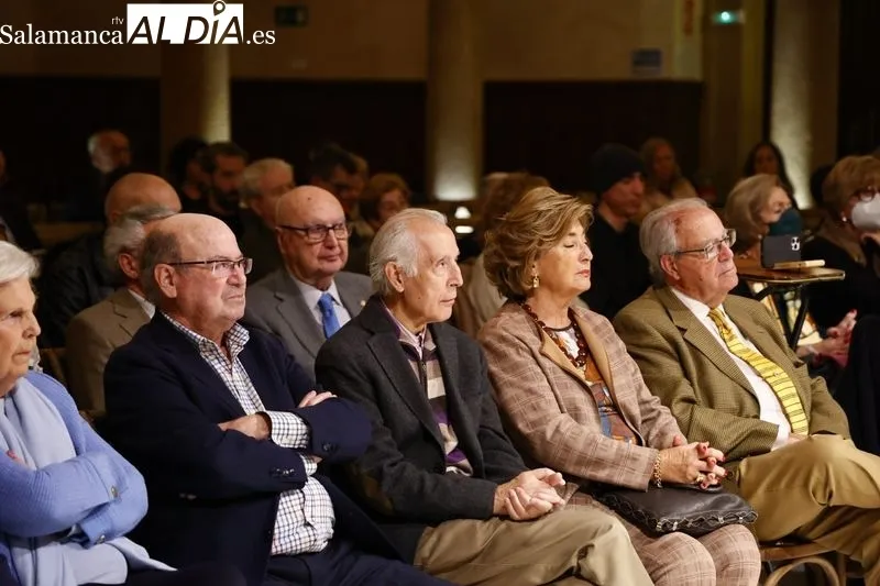 Presentación de la novela 'Lo que dijo el trueno' en el Casino de Salamanca.