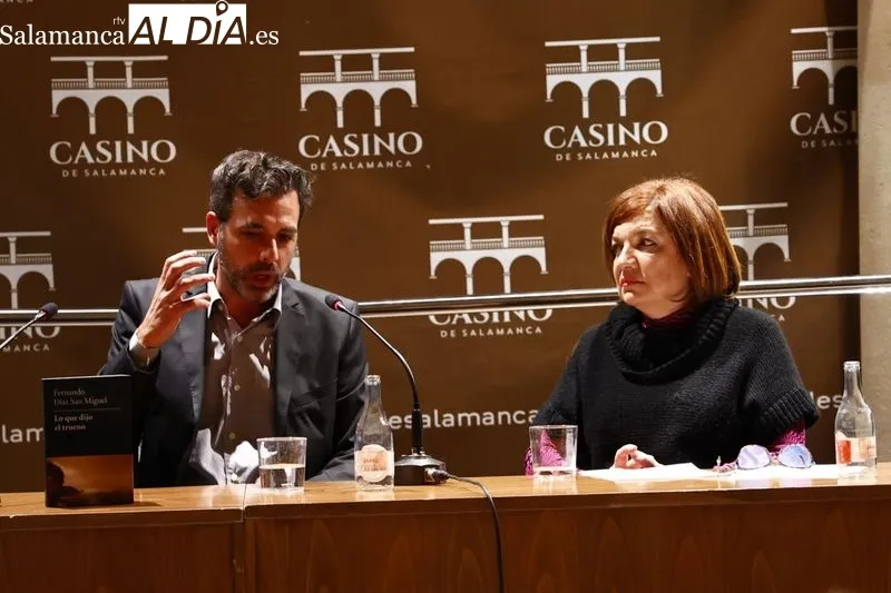Presentación de la novela 'Lo que dijo el trueno' en el Casino de Salamanca.