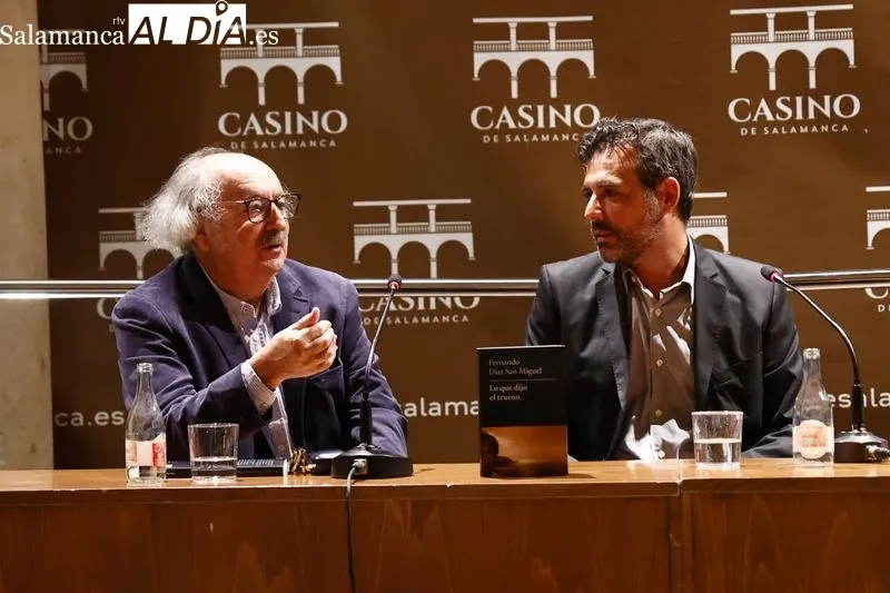 Presentación de la novela 'Lo que dijo el trueno' en el Casino de Salamanca.