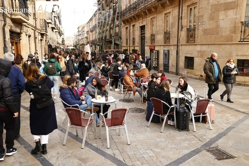 Salmantinos y turistas han aprovechado la mañana del domingo. Fotos: David Sañudo