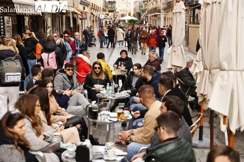 Salmantinos y turistas han aprovechado la mañana del domingo. Fotos: David Sañudo
