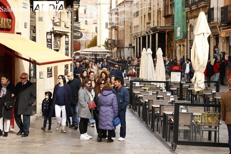 Salmantinos y turistas han aprovechado la mañana del domingo. Fotos: David Sañudo