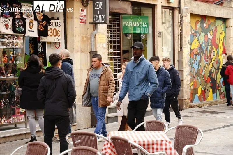 Salmantinos y turistas han aprovechado la mañana del domingo. Fotos: David Sañudo