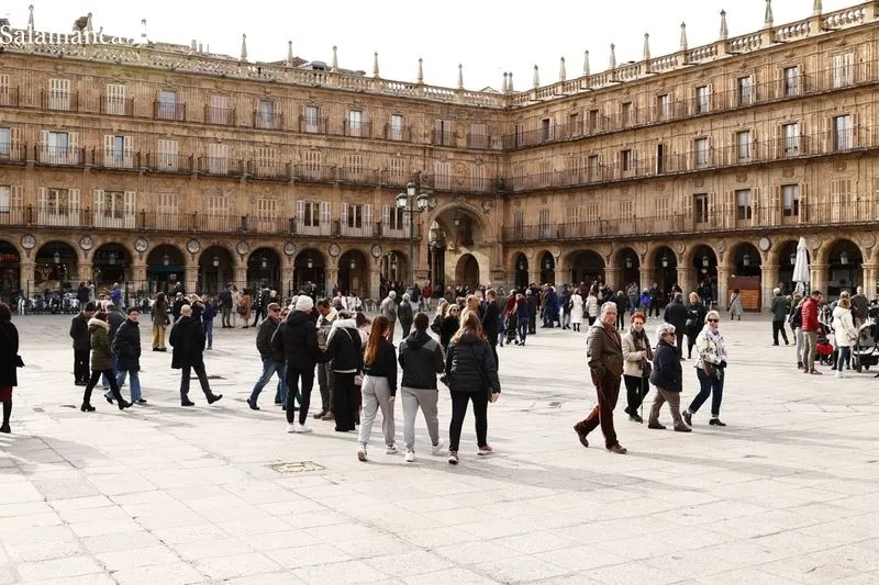 Salmantinos y turistas han aprovechado la mañana del domingo. Fotos: David Sañudo