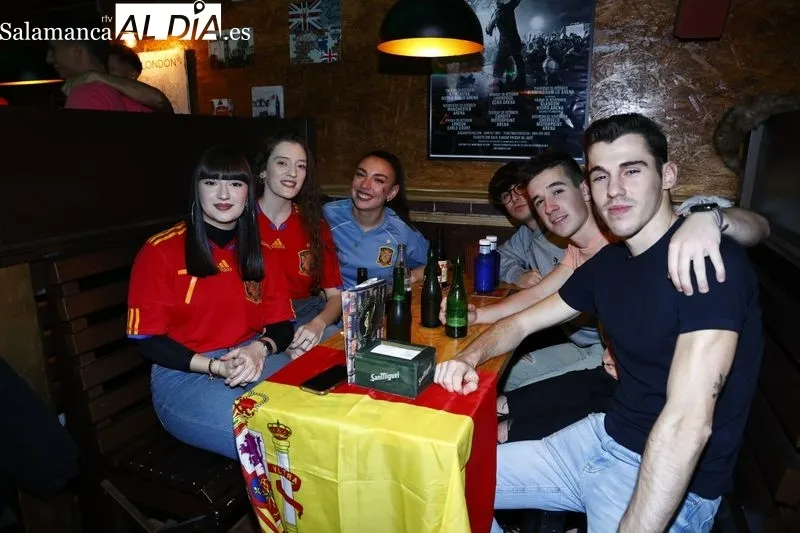 Galería de imágenes de los salmantinos viendo el España - Alemania / Fotos: David Sañudo