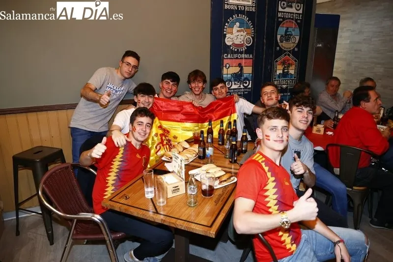 Galería de imágenes de los salmantinos viendo el España - Alemania / Fotos: David Sañudo