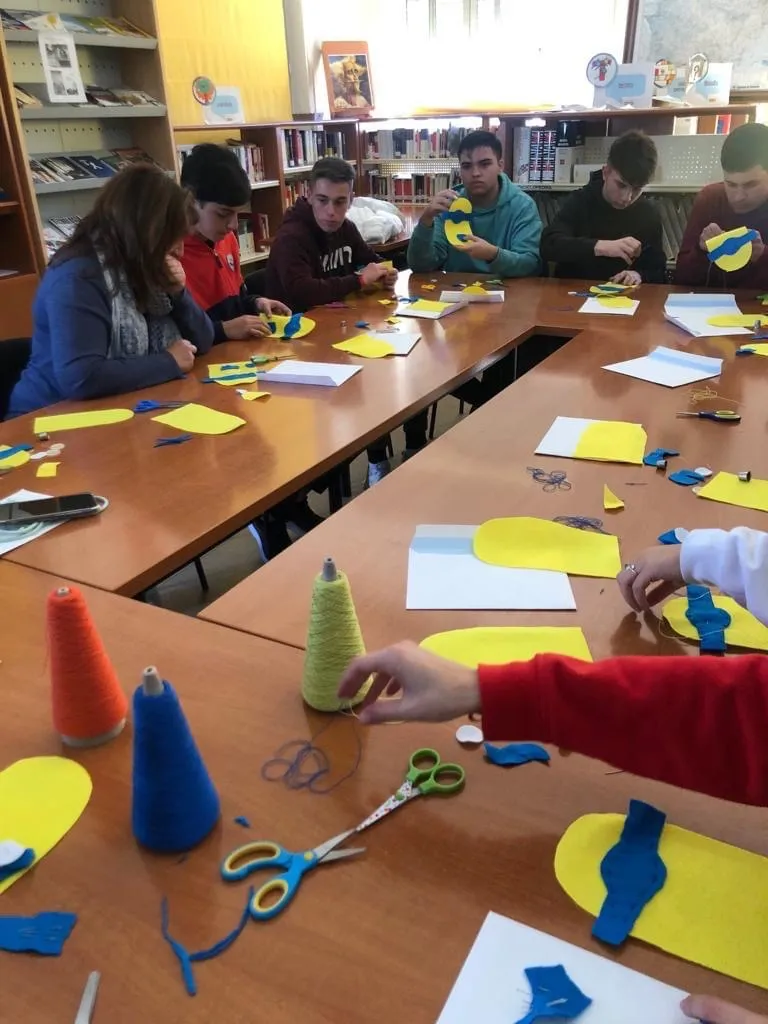 El CEO Miguel Delibes de Macotera lleva a cabo una nueva sesión de su taller de costura. Redes
