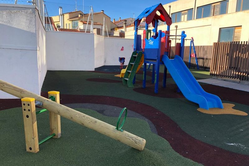 Foto 1 - El Ayuntamiento destina 28.000 euros a la mejora de los parques infantiles