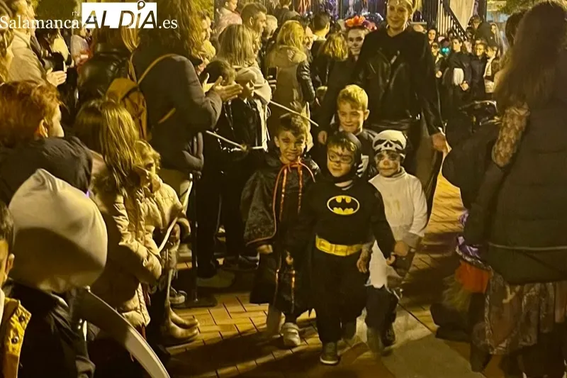 La gran fiesta de Halloween congregaba a multitud de personas en la Plaza de España