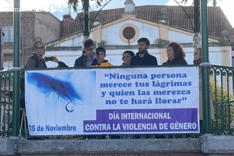 La Plaza de España acogía la lectura del manifiesto del 25N