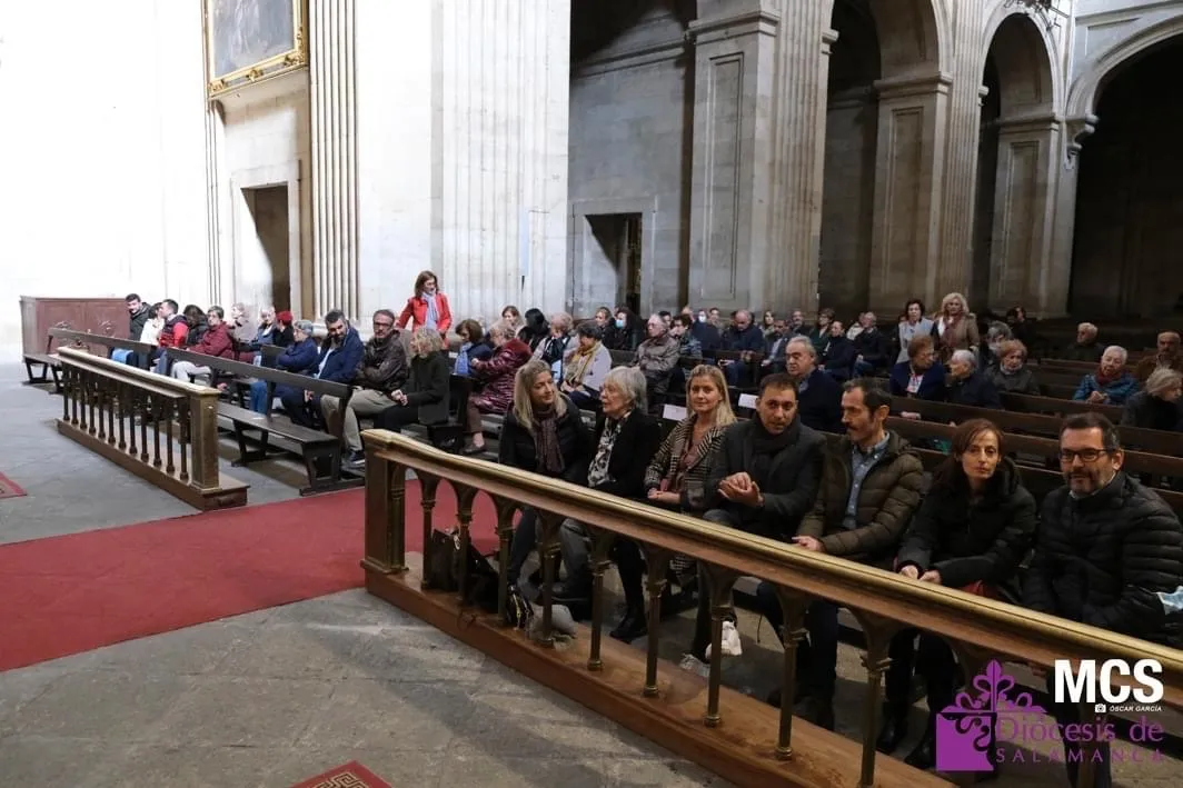 La iglesia de la Clerecía acogía la eucaristia homenaje al sacerdote peñarandino Pepe Ramos