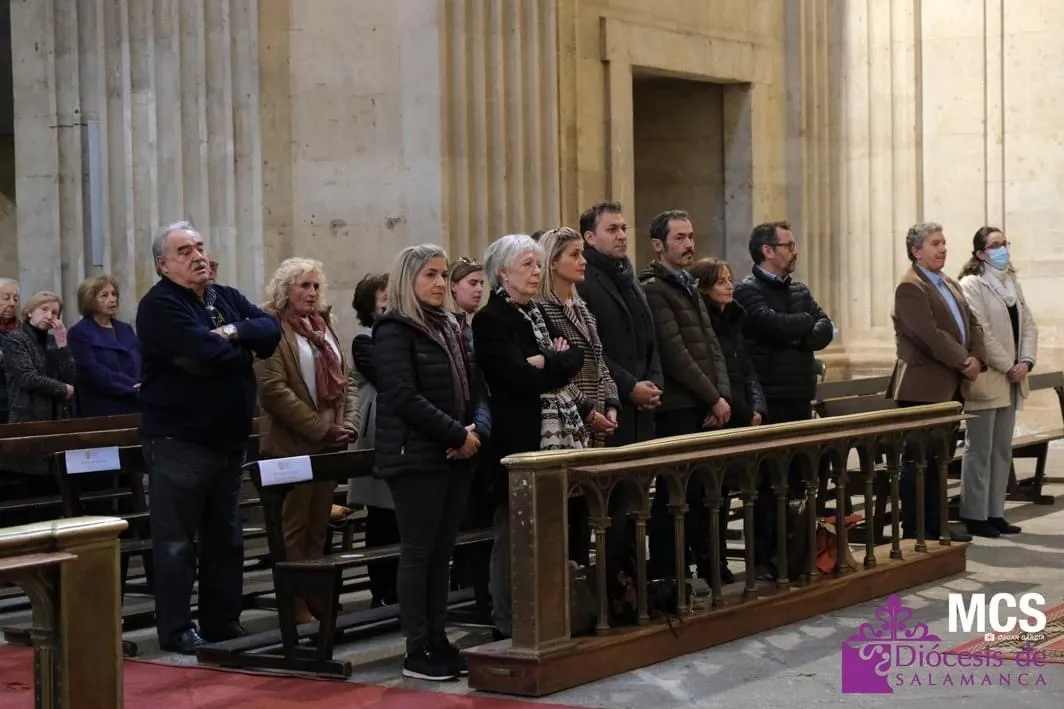 La iglesia de la Clerecía acogía la eucaristia homenaje al sacerdote peñarandino Pepe Ramos
