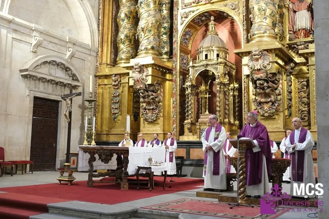 La iglesia de la Clerecía acogía la eucaristia homenaje al sacerdote peñarandino Pepe Ramos