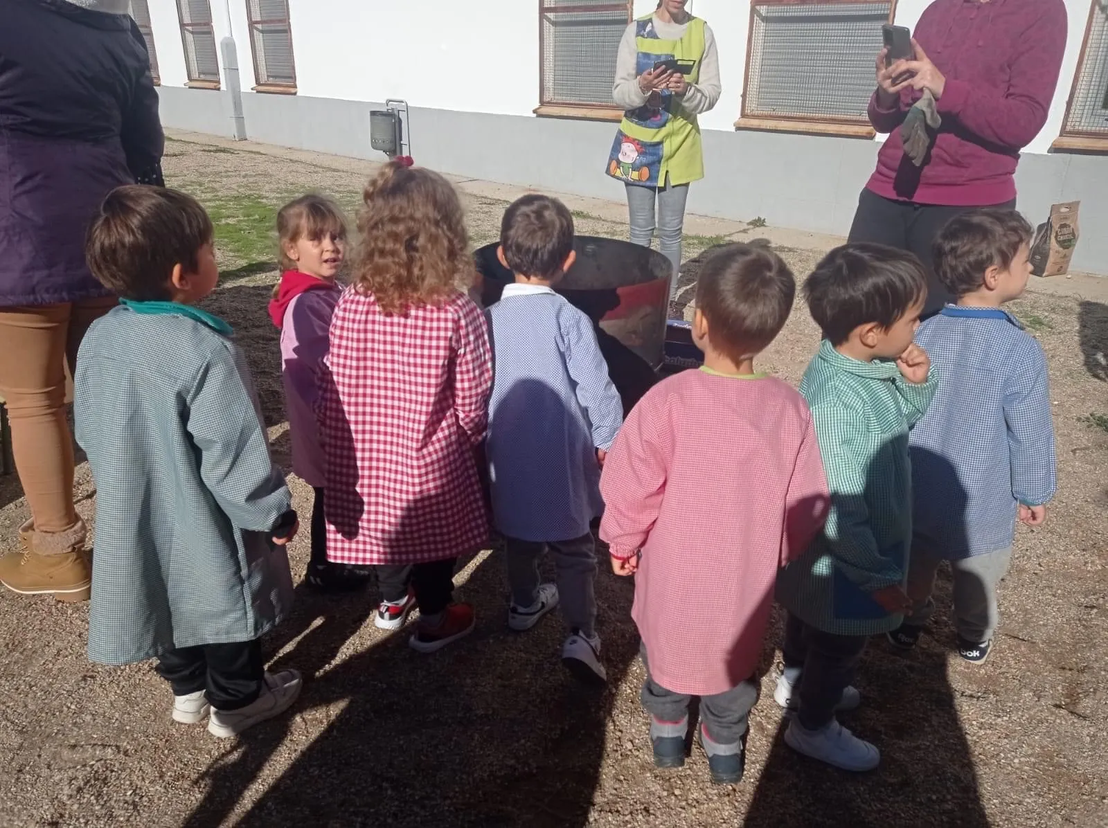 El colegio Miguel de Unamuno organizaba su tradicional Castañada organizada por las madres y padres de la Ampa