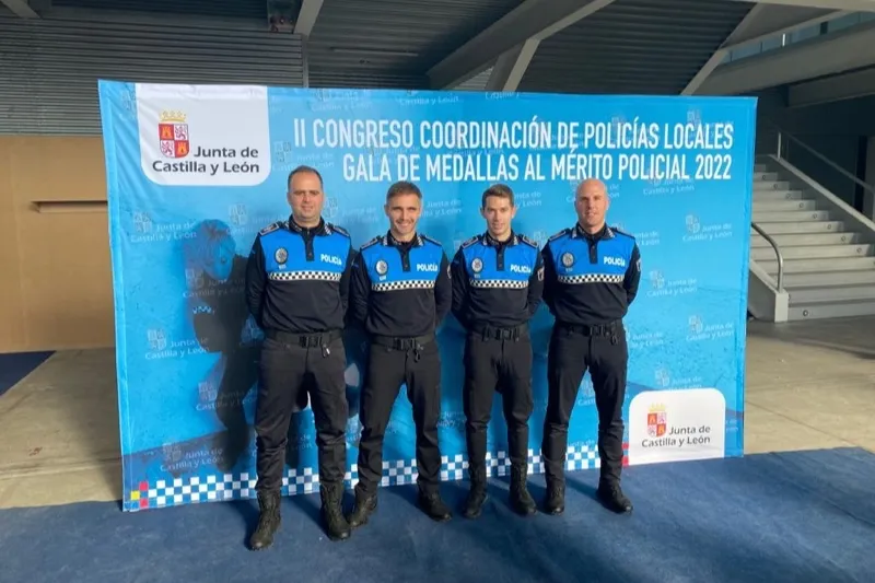 Los nuevos agentes de la Policía Local han recibido el diploma tras superar sus practicas 