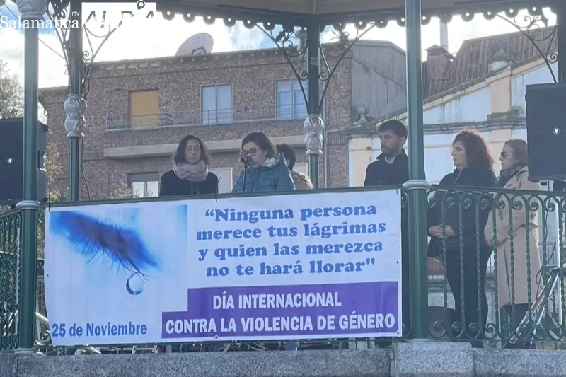 La Plaza de España acogía la lectura del manifiesto del 25N