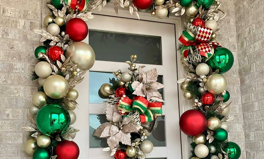 Foto 1 - Villoruela pone en marcha un llamativo concurso para decorar las puertas con motivos navideños