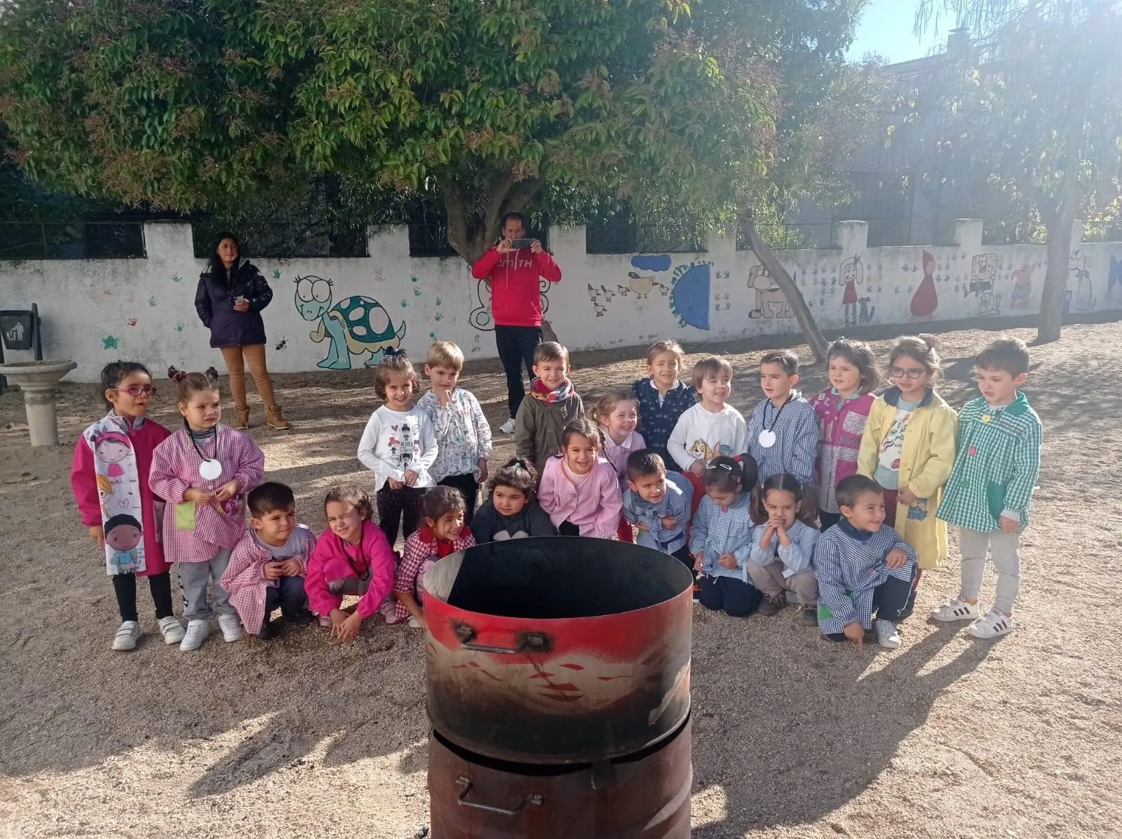 El colegio Miguel de Unamuno organizaba su tradicional Castañada organizada por las madres y padres de la Ampa