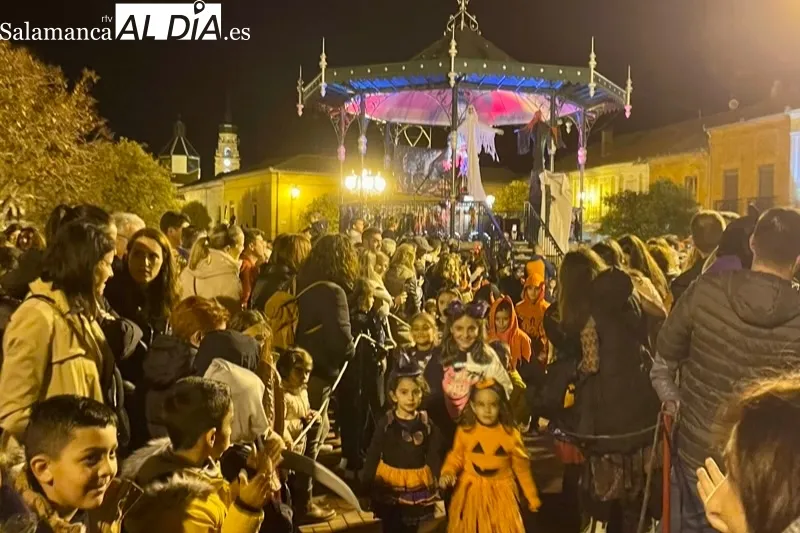 La gran fiesta de Halloween congregaba a multitud de personas en la Plaza de España