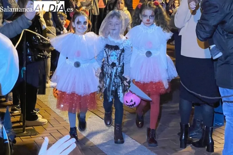 La gran fiesta de Halloween congregaba a multitud de personas en la Plaza de España