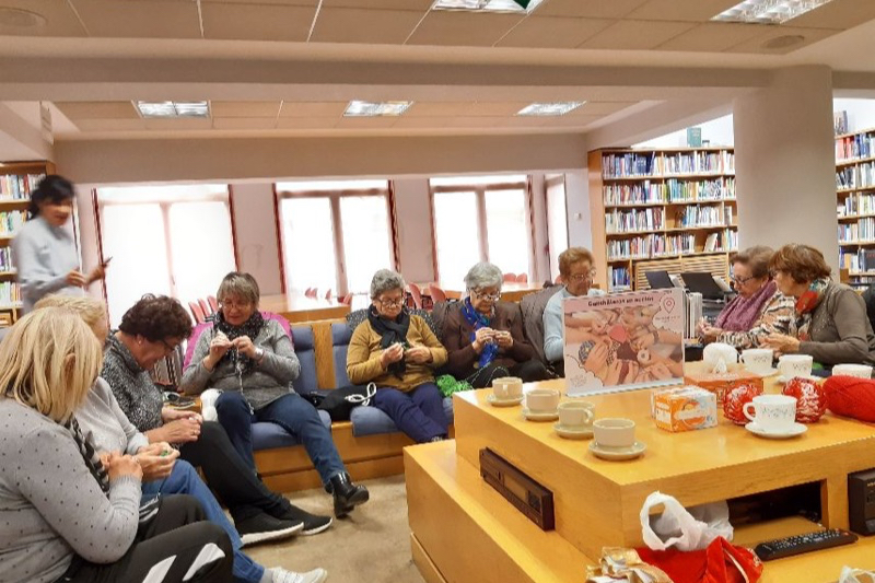 El Programa VIVE desarrolla en la Biblioteca un taller de ganchillo para adornos navideños 