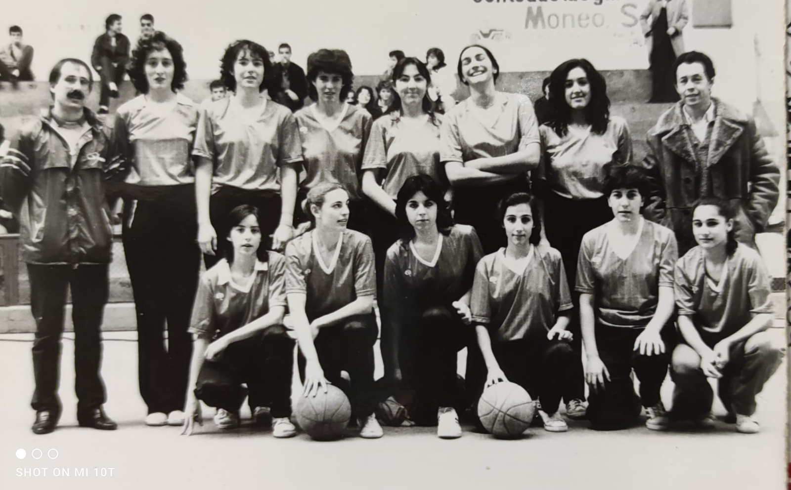 Antonio R. de Aldecoa, arriba, a la derecha, junto a un equipo femenino de la Universidad de Salamanca. Foto USAL