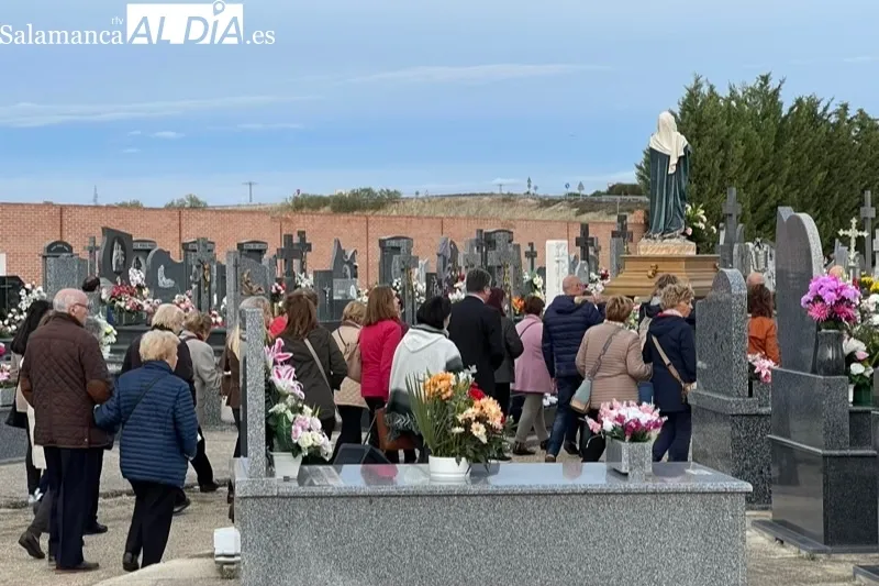 El cementerio de Peñaranda acogía la procesión de los fieles difuntos 