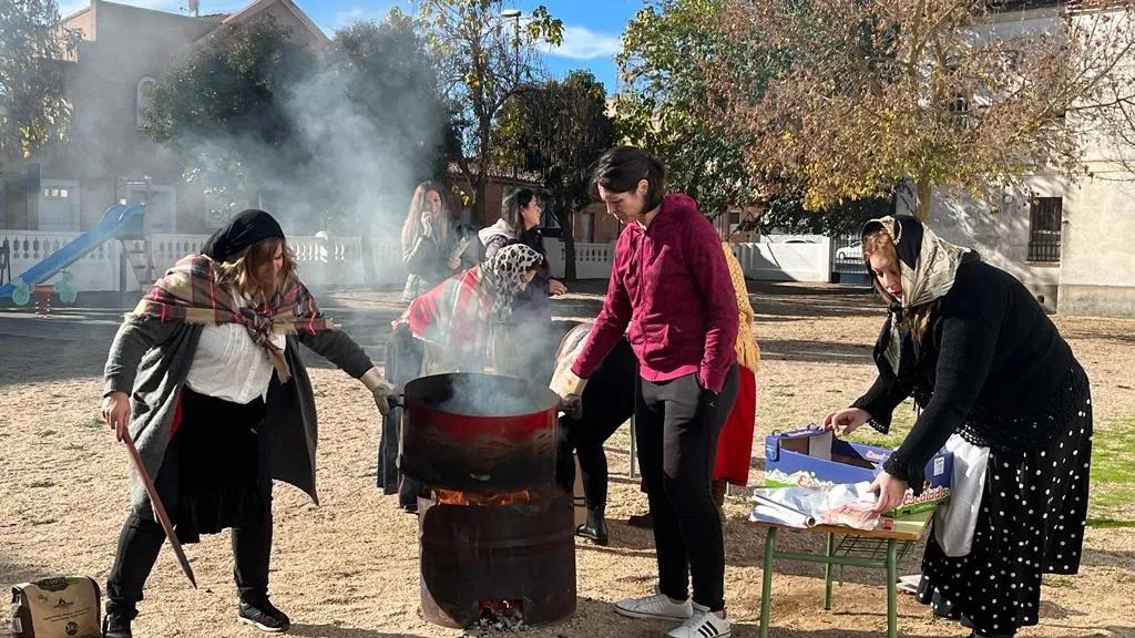 El colegio Miguel de Unamuno organizaba su tradicional Castañada organizada por las madres y padres de la Ampa