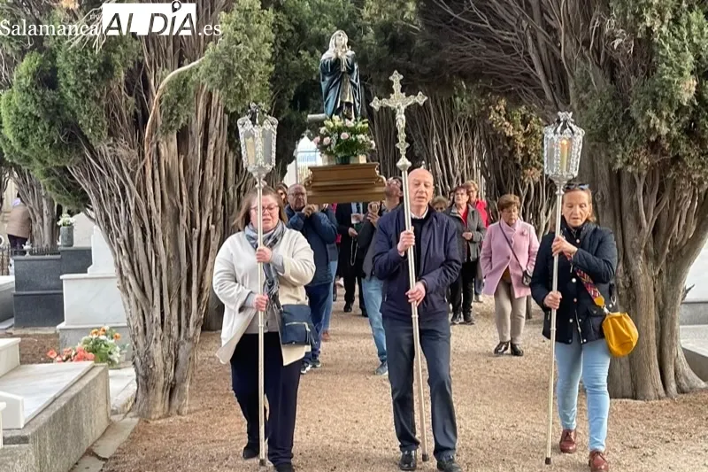 El cementerio de Peñaranda acogía la procesión de los fieles difuntos 