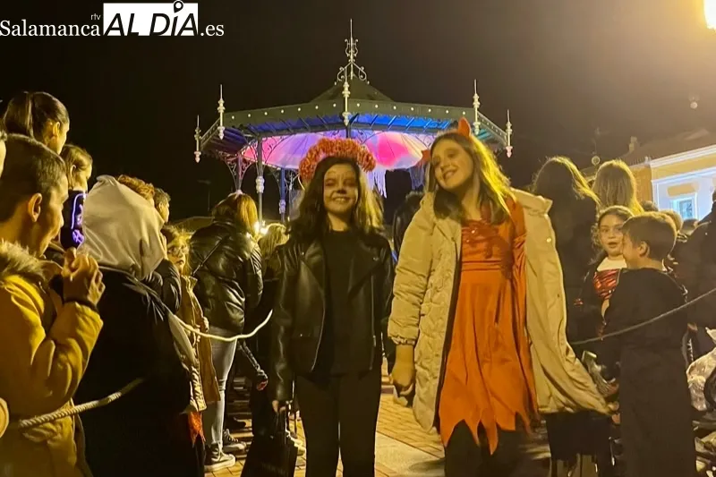 La gran fiesta de Halloween congregaba a multitud de personas en la Plaza de España