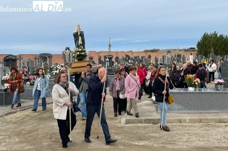 El cementerio de Peñaranda acogía la procesión de los fieles difuntos 
