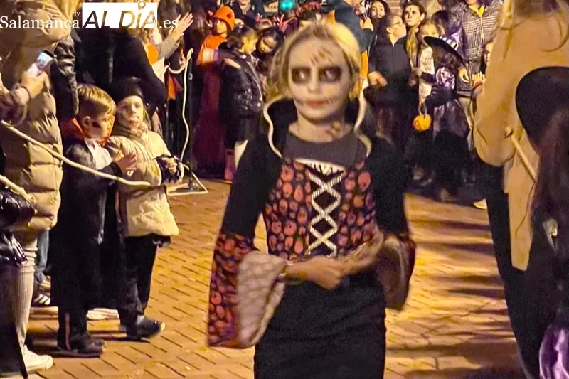 La gran fiesta de Halloween congregaba a multitud de personas en la Plaza de España