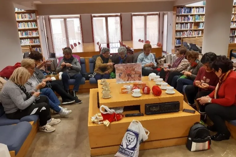 El Programa VIVE desarrolla en la Biblioteca un taller de ganchillo para adornos navideños 