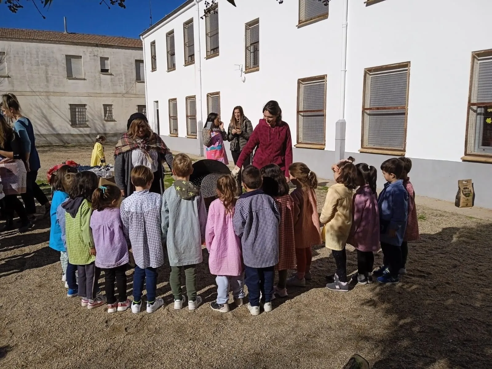 El colegio Miguel de Unamuno organizaba su tradicional Castañada organizada por las madres y padres de la Ampa