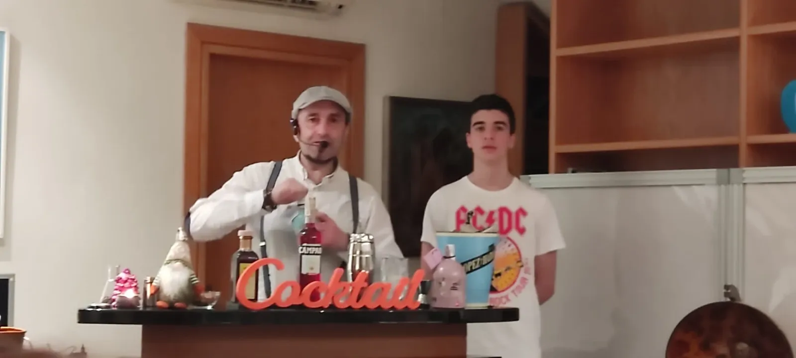 Teo Marcos ofrece un taller de coctelería navideña en el CDS