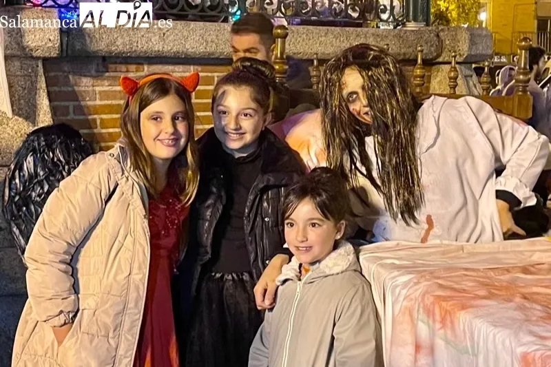 La gran fiesta de Halloween congregaba a multitud de personas en la Plaza de España